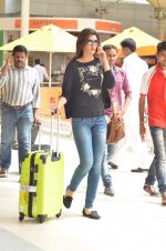 Kriti Sanon snapped at Airport on 21st Sept 2015